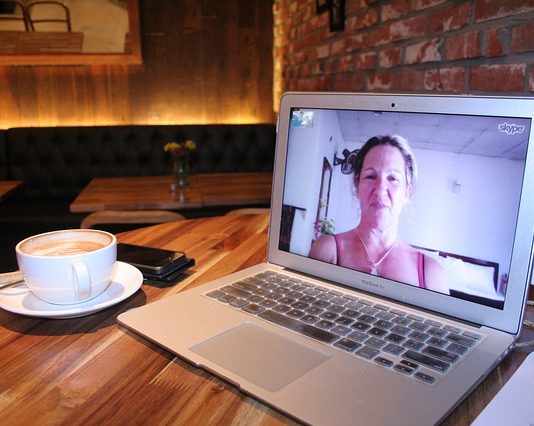 Korzystałeś do tej pory ze skype'a, ale z jakichś powodów chcesz zaprzestać? W tym artykule przeczytasz o tym jak usunąć skype. To zadanie jest niezwykle proste, a my przedstawimy ci krok po kroku jak się za to zabrać. Zapraszamy do lektury. Jak powstał Skype? Skype jest jednym z najpopularniejszych komunikatorów w internecie. Przede wszystkim umożliwia przeprowadzanie rozmów wideo, ale nie tylko. Program ten posiada bowiem wiele rozbudowanych funkcji, które również umożliwiają przesyłanie plików, czy też zwykłą rozmowę tekstową, a także prowadzenie zakrojonych na szeroką skalę wideokonferencji. Skype należy pobrać i zainstalować na komputerze. Jest aplikacją darmową, jedynie wybrane funkcje mogą być odpłatne. Warto również zaopatrzyć się w niezbędne do używania Skype akcesoria. Z pewnością będzie nam potrzebna kamerka internetowa i słuchawki z mikrofonem. Oczywiście niezbędne będzie również połączenie z internetem. Także jego przepustowość będzie miała znaczenie dla jakości prowadzonych przez Skype rozmów. Jeśli przepustowość naszego internetu nie będzie na odpowiednim poziomie, wówczas musimy liczyć się z licznymi utrudnieniami podczas prowadzenia rozmów na skype. Zacinanie się obrazu czy też zawieszanie rozmów będzie wówczas na porządku dziennym. Jakie możliwości daje Skype? Skype jest jednym z programów, którego użytkownicy używają przede wszystkim do rozmawiania. Z jego pomocą możemy skontaktować się z innymi użytkownikami z całego świata. Dodatkowo istnieje możliwość wysyłania wiadomości tekstowych, plików, zdjęć. Warto zwrócić uwagę także na jedną z ważniejszych funkcji, czyli rozmowę za pomocą kamery. Dzięki temu druga osoba będzie mogła nas zobaczyć. Skype zrewolucjonizował sposób komunikowania się. Dzięki niemu rozmowy wideo w czasie rzeczywistym stały się powszechnie dostępne i z miejsca zyskały popularność. Każdy z nas zdaje sobie sprawę z tego, że zwykła rozmowa telefoniczna nie może się równać z rozmową twarzą w twarz. Zwłaszcza jeśli rozmawiamy z kimś bliskim, z kim żyjemy z długiej rozłące. Dzięki skype otrzymujemy namiastkę rozmowy w cztery oczy, czego nigdy nie da nam rozmowa telefoniczna. Jak usunąć skype? Jeżeli przestajemy korzystać z programu to warto wiedzieć, jak usunąć z niego wszystkie dane. Należy wykonać niezbędne kroki, dzięki czemu nikt nie będzie mógł nas odnaleźć w wyszukiwarce. Jak usunąć Skype? Po pierwszy należy zalogować się na swoje konto. Następnie wchodzimy w zakładkę "pomoc" i wybieramy "Przejdź na stronę pomocy". Pod wybranym adresem musimy wybrać temat "konto i hasło" a w powiązanym problemie zaznaczyć "zamykanie konta". W kolejnym kroku musimy wypełnić wszystkie najważniejsze dane oraz zwrócić się z prośbą o usunięcie naszego konta. Jest to jedyna możliwa opcja, dzięki której pozbędziemy się naszych danych. W ustawieniach niestety nie znajdziemy takiej opcji, dlatego każdorazowo należy zwrócić się o pomoc do zespołu. Jeżeli napiszemy na stronie, że chcemy usunąć na stałe nasze konto to po kilkunastu dniach uzyskamy odpowiedź. Warto zatem zaglądać na e-maila, dzięki czemu dowiemy się, czy cały proces dobiegł końca. Taka procedura może trwać nawet do 30 dni, dlatego musimy być cierpliwi. Jeżeli nie chcemy, aby nasze dane widniały w katalogu to warto przejść w ustawienia profilu i zmienić nasze dotychczasowe nazwy. Możemy wpisać cokolwiek, dzięki czemu inne osoby nas nie rozpoznają. Bezpieczeństwo danych Jeżeli przestajemy używać konta na jakimś portalu to zawsze warto usuwać swoje dane, informacje o sobie i udostępnienia. Dzięki temu nikt nie odnajdzie naszych treści, a my poczujemy się pewniej i bezpieczniej. Pamiętajmy, że bez względu na to, jakich programów używamy, nie możemy podawać szczegółowych danych. Unikajmy wpisywania adresu, czy też numeru dowodu i tak dalej. Jeżeli wypełniamy jakiś formularz i takie dane są konieczne, to najpierw musimy zwrócić uwagę, czy strona jest zaufana. W niektórych przypadkach musimy podać wszelkie informacje jak na przykład gdy chcemy załatwić jakieś ważne sprawy, wziąć pożyczkę lub zarejestrować się na stronie jakiejś instytucji. Warto wcześniej zapoznać się z regulaminem i sprawdzić wszelkie punkty, które dotyczą naszej prywatności. Dzięki temu unikniemy sytuacji, że nasze dane wpadną w niepowołane ręce. Cyberbezpieczeństwo jest obecnie jednym z popularniejszych tematów dyskusji dotyczących internetu. Bezpieczne poruszanie się w sieci ma niebagatelne znaczenie wobec tego, że większość naszej aktywności ma miejsce właśnie w internecie. W sieci przede wszystkim płacimy i podajemy swoje dane. Musimy być więc szczególnie ostrożni. Jednak przy zachowaniu podstawowych zasad bezpieczeństwa, poruszanie się w sieci i korzystanie z możliwości jakie nam daje, może być całkowicie bezpieczne.